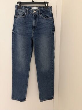 Zara Women High Rise Mom Fit Jeans | Medium Wash | Size 2 |